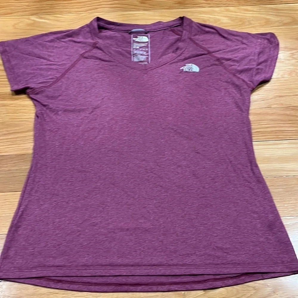 The north face women vneck tee shirt size medium. - Picture 1 of 8